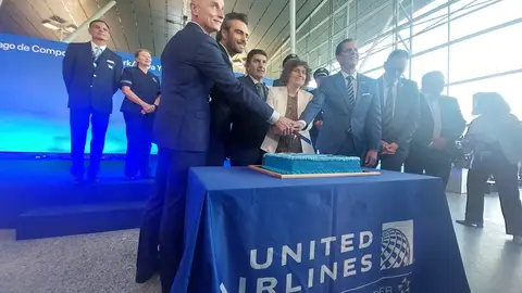 El aeropuerto de Santiago reabre tras 35 días con el "hito estratégico" de recuperar la ruta a Nueva York El aeropuerto de Santiago reabre tras 35 días con el "hito estratégico" de recuperar la ruta a Nueva York