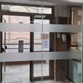 Acceso a la sede judicial de Elda. 