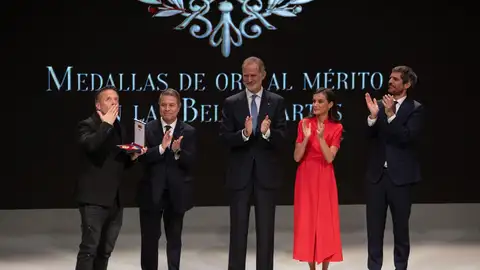 Robe Iniesta recibe la Medalla de Oro al Mérito en las Bellas Artes a título póstumo Robe Iniesta recibe la Medalla de Oro al Mérito en las Bellas Artes a título póstumo