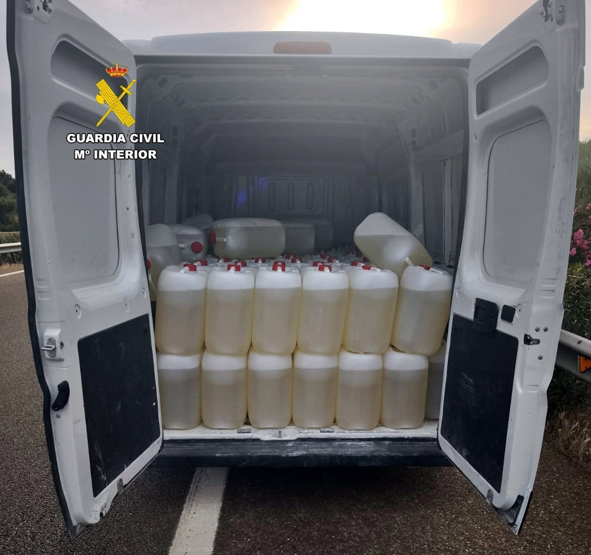 Interceptan en la A-5 en Badajoz una furgoneta con 4.000 litros de gasolina para abastecimiento a narcolanchas Interceptan en la A-5 en Badajoz una furgoneta con 4.000 litros de gasolina para abastecimiento a narcolanchas