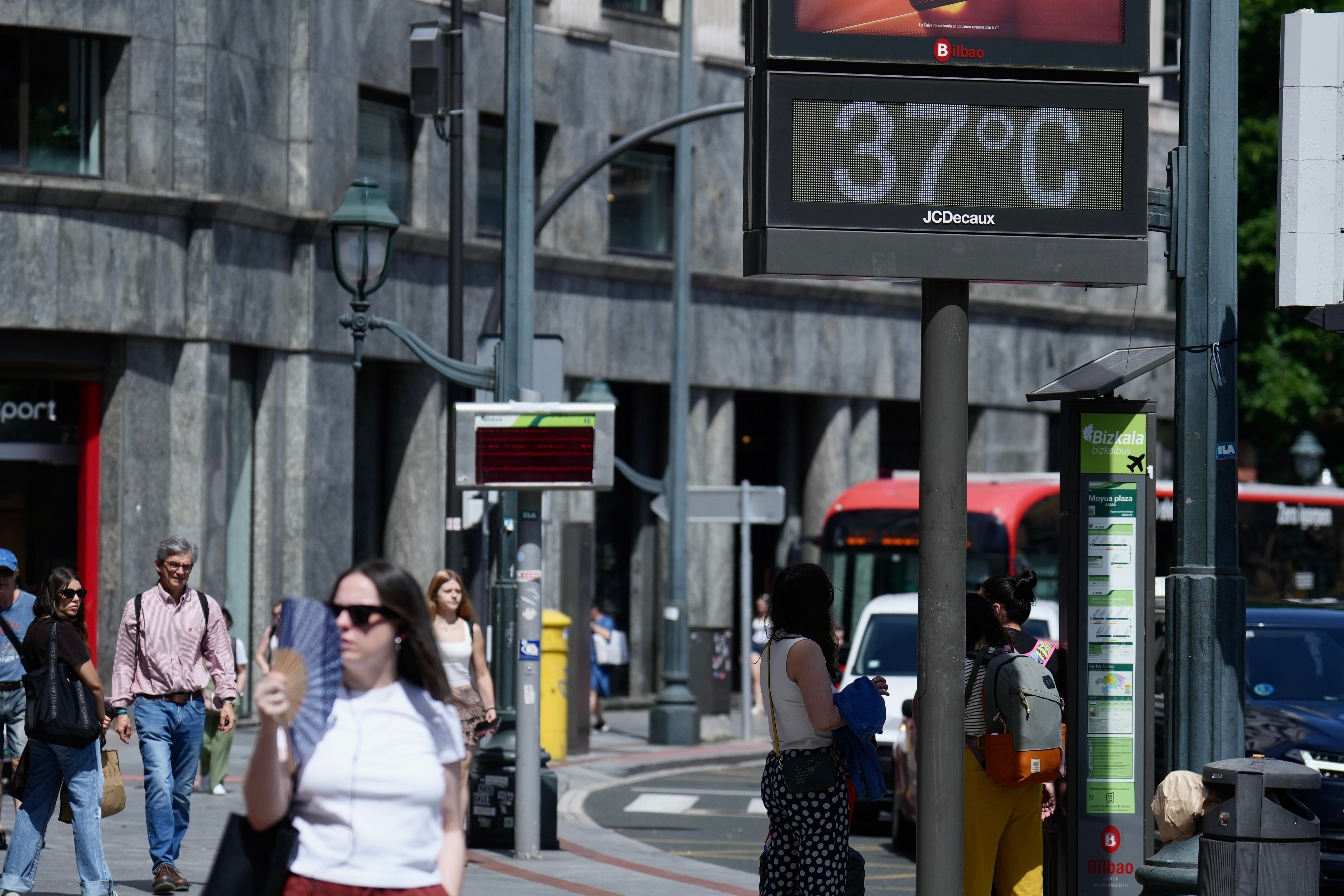 España vive un calor "propio de julio" y la AEMET avisa de un verano "con temperaturas por encima de lo normal" España vive un calor "propio de julio" y la AEMET avisa de un verano "con temperaturas por encima de lo normal"
