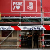 Cinta policial frente a la sede del PSOE en la calle Ferraz