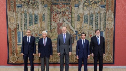Los expresidentes del Gobierno Jos&eacute; Luis Rodr&iacute;guez Zapaterto; Felipe Gonz&aacute;lez; el Rey Felipe VI; Jos&eacute; Mar&iacute;a Aznar y Mariano Rajoy, posan a su llegada a una reuni&oacute;n del Patronato del Real Instituto Elcano de Estudios Internacionales y Estrat&eacute;gicos, en el Palacio Real de El Pardo, a 12 de junio de 2023, en Madrid (Espa&ntilde;a).