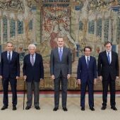 Los expresidentes del Gobierno José Luis Rodríguez Zapaterto; Felipe González; el Rey Felipe VI; José María Aznar y Mariano Rajoy, posan a su llegada a una reunión del Patronato del Real Instituto Elcano de Estudios Internacionales y Estratégicos, en el Palacio Real de El Pardo, a 12 de junio de 2023, en Madrid (España).