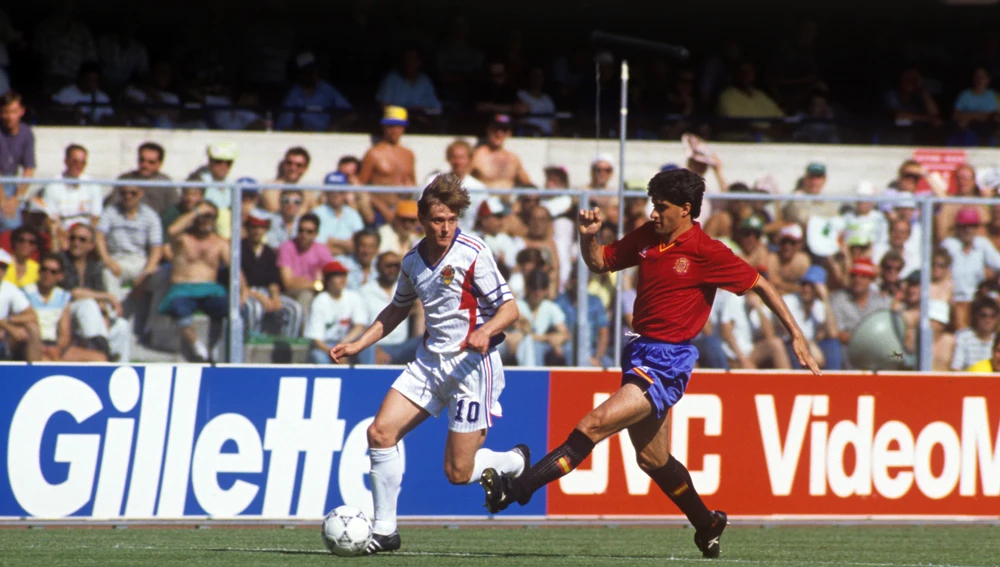 Míchel González peleando un balón a un jugador de Yugoslavia. Míchel González peleando un balón a un jugador de Yugoslavia.