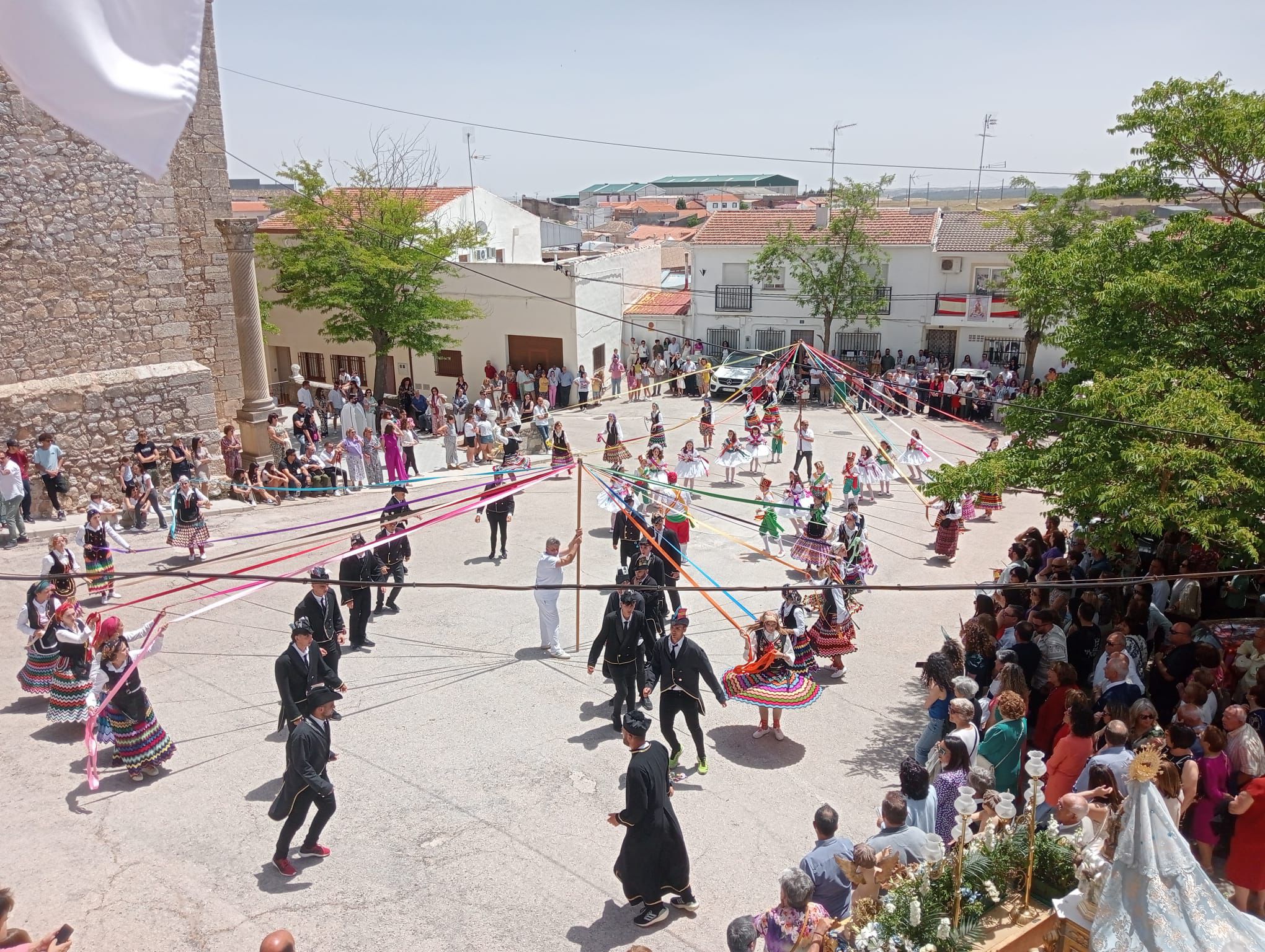 Más danzantes, más serranas y más emoción: Saelices se vuelca con la Virgen de los Remedios Más danzantes, más serranas y más emoción: Saelices se vuelca con la Virgen de los Remedios