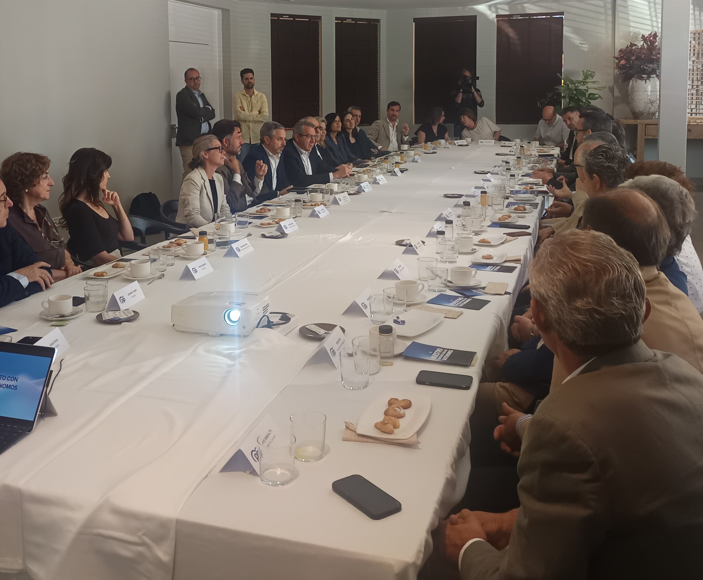 El PP de Elche trae al vicesecretario general de Economía para reunirse con representantes de autónomos y pymes El PP de Elche trae al vicesecretario general de Economía para reunirse con representantes de autónomos y pymes