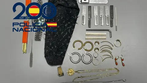 Detenidas dos mujeres que portaban joyas robadas en sus partes íntimas antes de abandonar la ciudad Detenidas dos mujeres que portaban joyas robadas en sus partes íntimas antes de abandonar la ciudad