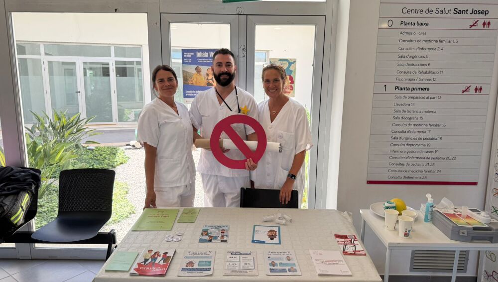 Mesa informativa en el Centre de Salud de Sant Josep