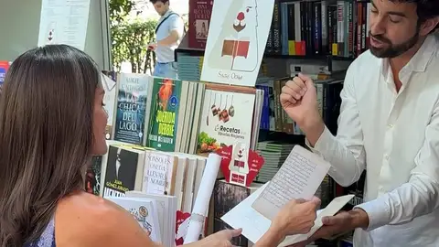 Diego Ochoa con Letizia Ortiz en la Feria del Libro de Madrid Diego Ochoa con Letizia Ortiz en la Feria del Libro de Madrid