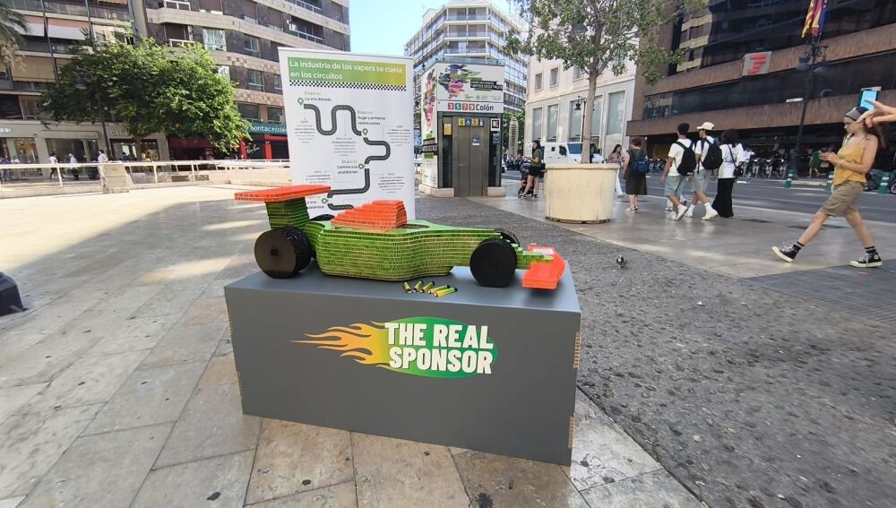 Con los F1 quieren criticar el uso del deporte para promocionar los vapers.