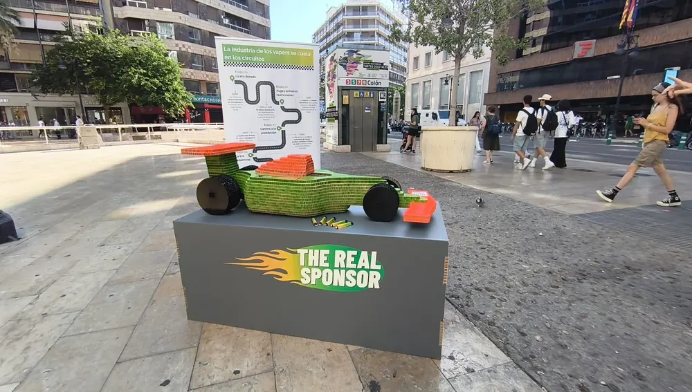 Con los F1 quieren criticar el uso del deporte para promocionar los vapers. Con los F1 quieren criticar el uso del deporte para promocionar los vapers.