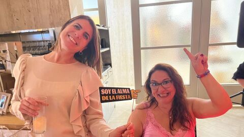 Irene Fuster junto a una amiga