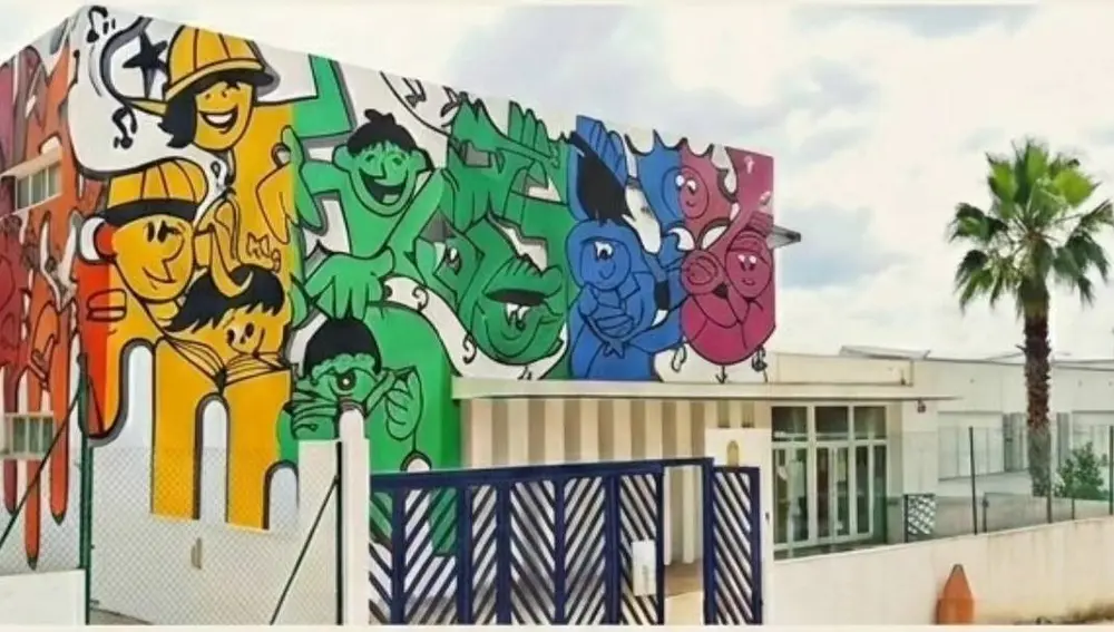 Imagen de la fachada del CEIP Cervantes de Sant Antoni con su famoso mural Imagen de la fachada del CEIP Cervantes de Sant Antoni con su famoso mural