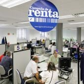 Varias personas son atendidas en la Agencia Tributaria para presentar la declaración de la renta en una fotografía de archivo.