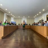 El Pleno de Vila-real respalda las reivindicaciones docentes y aprueba definitivamente el presupuesto de 2026.