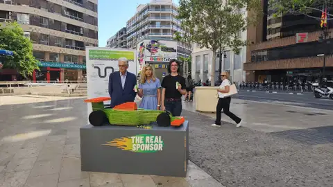Contra el Cáncer Valencia ha presentado la campaña en la Plaza de los Pinazo donde se ha instalado uno de los F1. Contra el Cáncer Valencia ha presentado la campaña en la Plaza de los Pinazo donde se ha instalado uno de los F1.