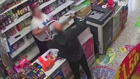 Imagen del asaltante captado por una cámara de seguridad Imagen del asaltante captado por una cámara de seguridad