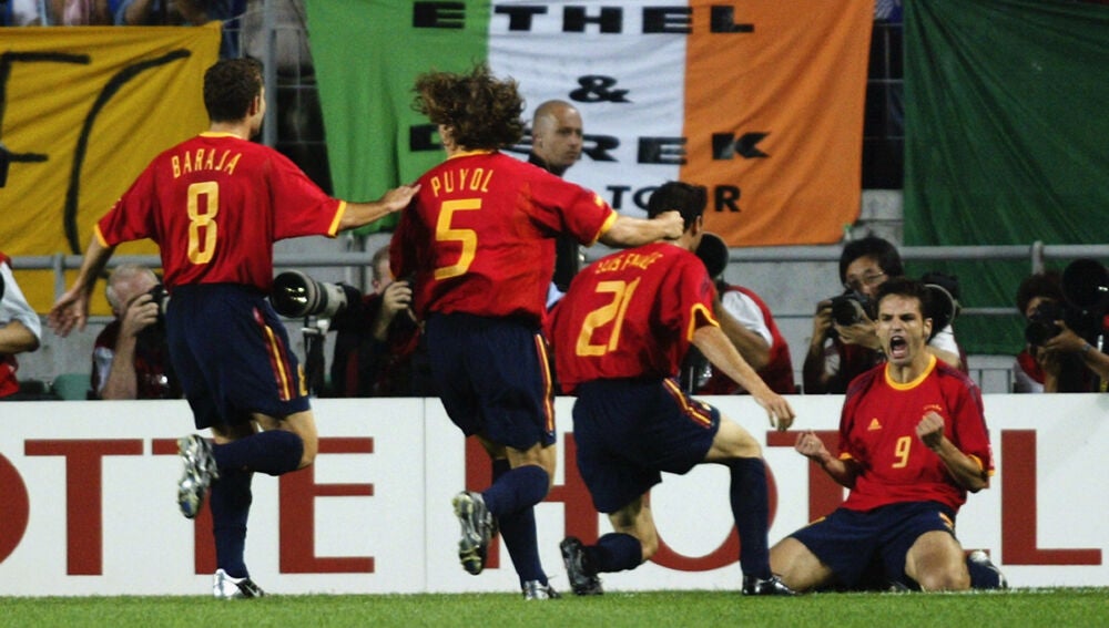 Fernando Morientes celebra uno de sus goles en el Mundial 2002 junto a Luis Enrique, Carles Puyol y Rubén Baraja.