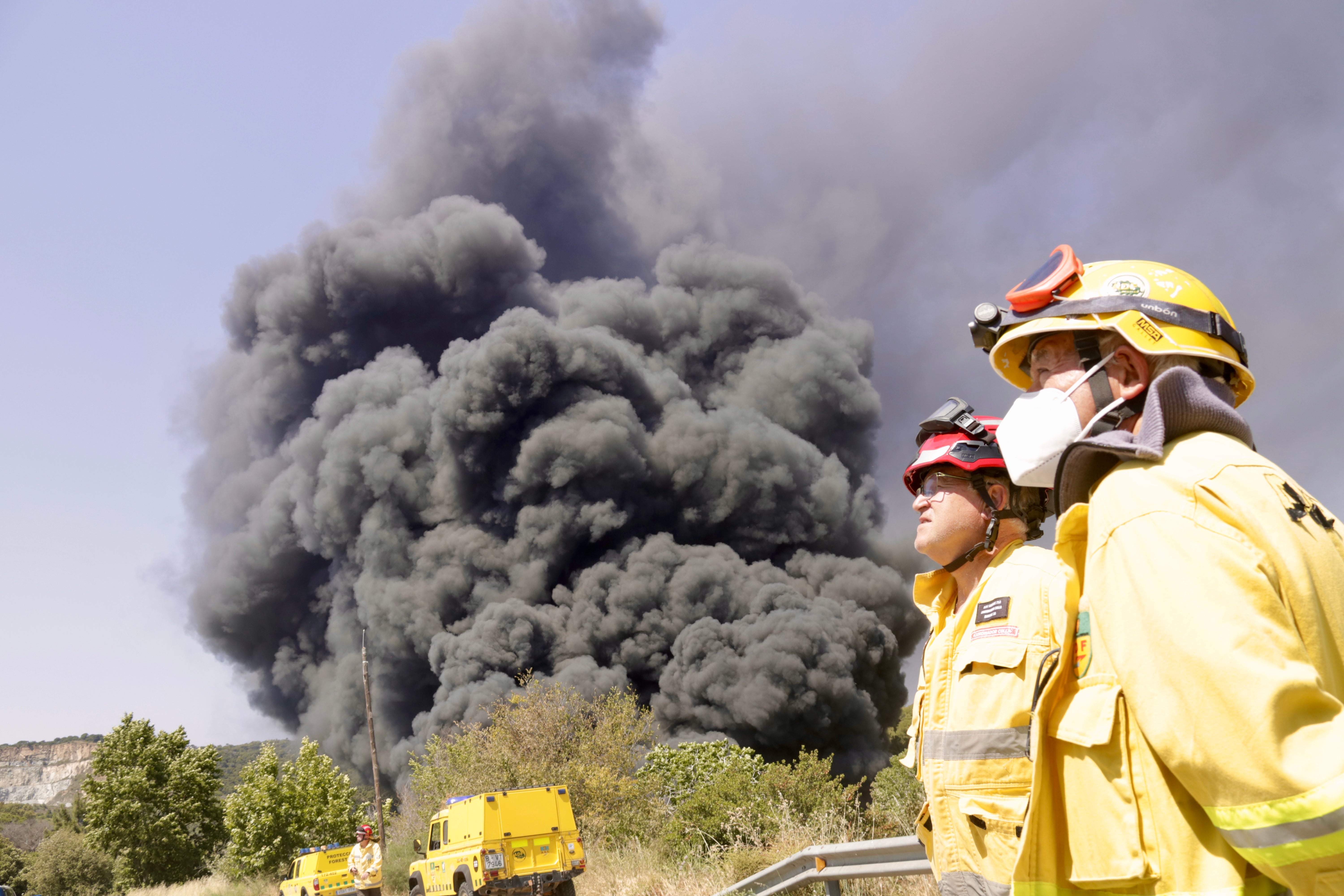 L’incendi a la fàbrica d’Òrrius podria trigar dos dies més a apagar-se tot i estar controlat el foc forestal L’incendi a la fàbrica d’Òrrius podria trigar dos dies més a apagar-se tot i estar controlat el foc forestal