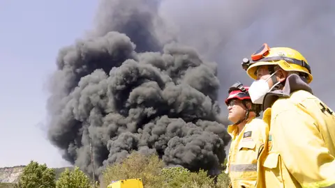 L’incendi a la fàbrica d’Òrrius podria trigar dos dies més a apagar-se tot i estar controlat el foc forestal L’incendi a la fàbrica d’Òrrius podria trigar dos dies més a apagar-se tot i estar controlat el foc forestal