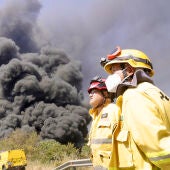 L’incendi a la fàbrica d’Òrrius podria trigar dos dies més a apagar-se tot i estar controlat el foc forestal