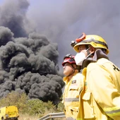 L’incendi a la fàbrica d’Òrrius podria trigar dos dies més a apagar-se tot i estar controlat el foc forestal L’incendi a la fàbrica d’Òrrius podria trigar dos dies més a apagar-se tot i estar controlat el foc forestal