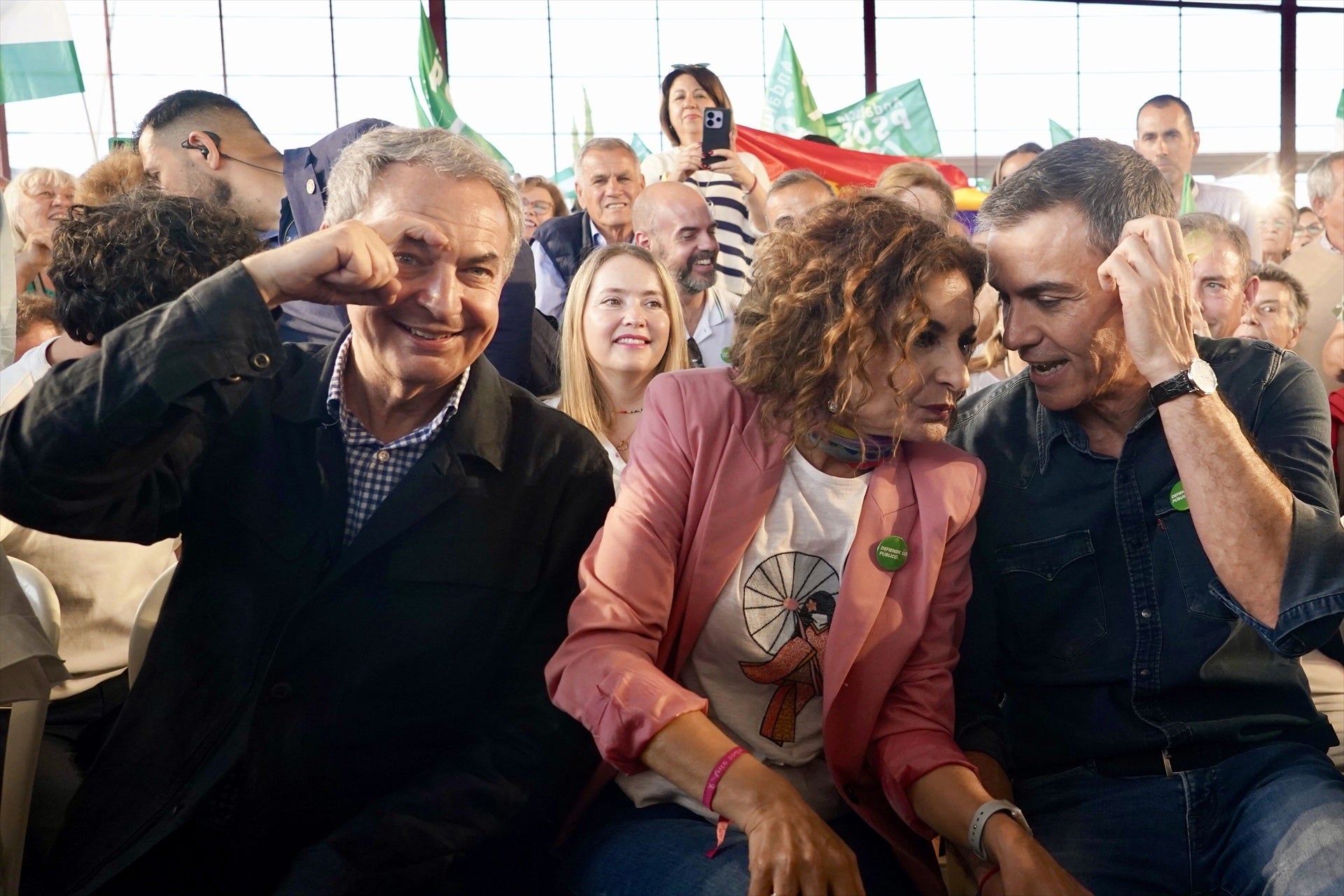 El PSOE aventaja al PP en más de 11 puntos, según el CIS realizado antes de la imputación a Zapatero El PSOE aventaja al PP en más de 11 puntos, según el CIS realizado antes de la imputación a Zapatero