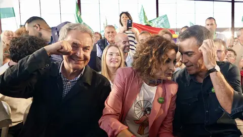 Zapatero, junto a María Jesús Montero y Pedro Sánchez en un mítin durante la campaña de las andaluzas. Zapatero, junto a María Jesús Montero y Pedro Sánchez en un mítin durante la campaña de las andaluzas.