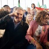 Zapatero, junto a María Jesús Montero y Pedro Sánchez en un mítin durante la campaña de las andaluzas.