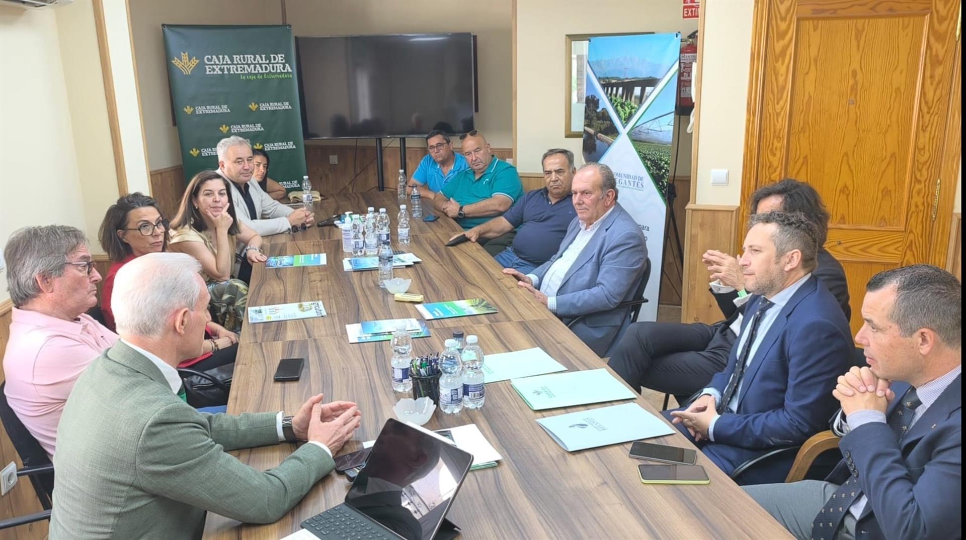 Caja Rural de Extremadura y Regantes de la Margen Izquierda del Rosarito firman un préstamo para modernización Caja Rural de Extremadura y Regantes de la Margen Izquierda del Rosarito firman un préstamo para modernización