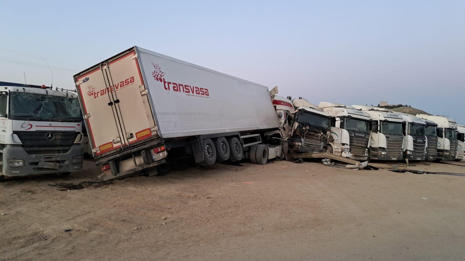 Fallece un camionero tras salirse de la vía y chocar contra seis camiones en Monzón de Campos Fallece un camionero tras salirse de la vía y chocar contra seis camiones en Monzón de Campos