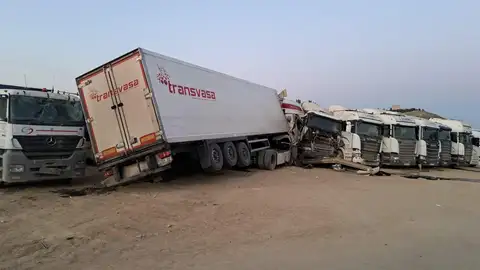 Fallece un camionero tras salirse de la vía y chocar contra seis camiones en Monzón de Campos .