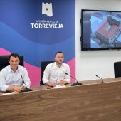Eduardo Dolón, alcalde de Torrevieja (izq.), junto al concejal Domingo Paredes, hoy secretario suplente de la Junta de Gobierno 