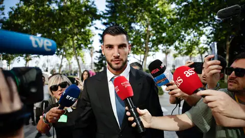 Rafa Mir, a su llegada al juicio este jueves en Valencia. Rafa Mir, a su llegada al juicio este jueves en Valencia.