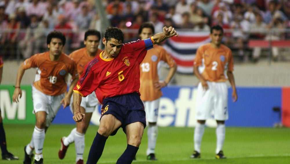 Fernando Hierro anotando un tanto de penalti en el Mundial 2002.