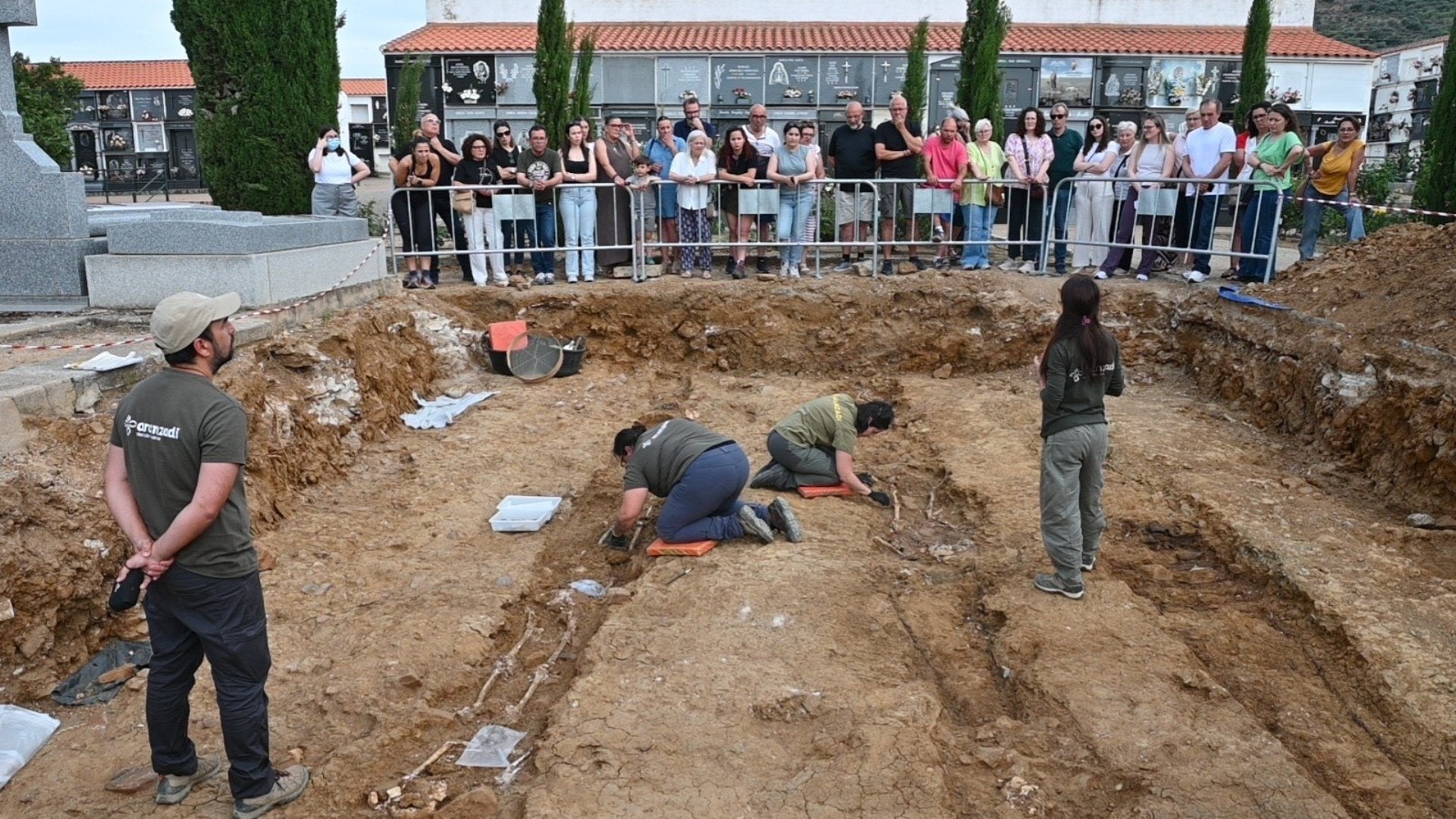 Aparecen restos de hasta 11 personas represaliadas por el franquismo en una fosa clandestina en el cementerio de Castuera Aparecen restos de hasta 11 personas represaliadas por el franquismo en una fosa clandestina en el cementerio de Castuera