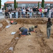 Aparecen restos de hasta 11 personas represaliadas por el franquismo en una fosa clandestina en el cementerio de Castuera Aparecen restos de hasta 11 personas represaliadas por el franquismo en una fosa clandestina en el cementerio de Castuera