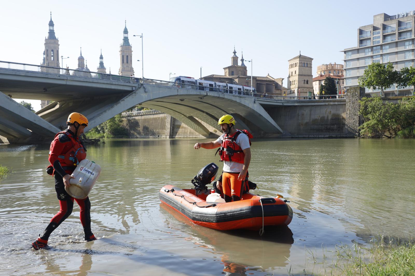 Zaragoza inicia en el Ebro los tratamientos para prevenir la mosca negra Zaragoza inicia en el Ebro los tratamientos para prevenir la mosca negra