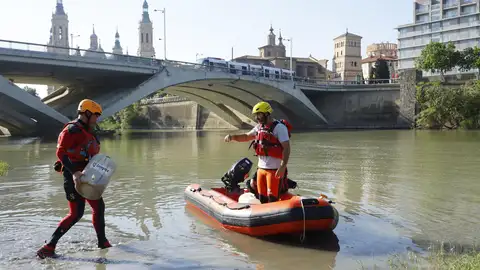 Efectivos durante la aplicación del tratamiento contra la mosca negra en el Ebro Efectivos durante la aplicación del tratamiento contra la mosca negra en el Ebro