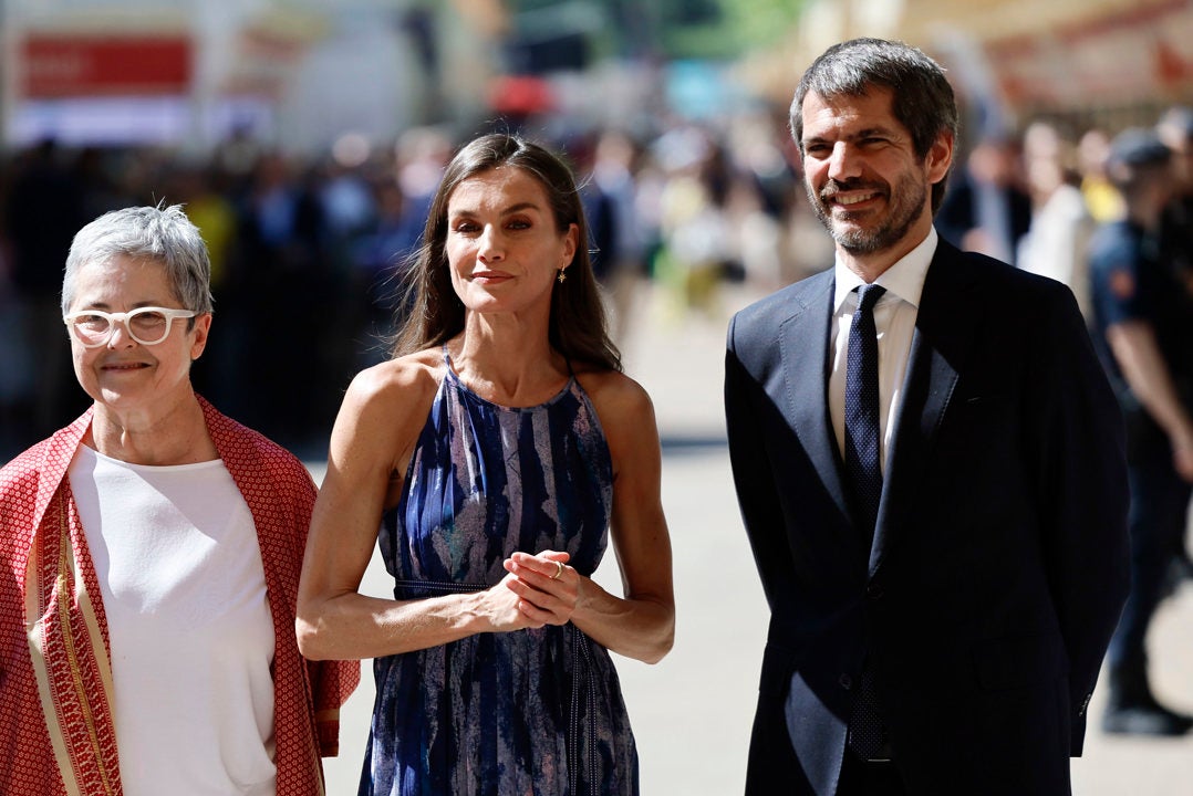 La reina Letizia inaugura la 85 edición de la Feria del Libro de Madrid junto al ministro de Cultura y la directora de la Feria del Libro de Madrid La reina Letizia inaugura la 85 edición de la Feria del Libro de Madrid junto al ministro de Cultura y la directora de la Feria del Libro de Madrid