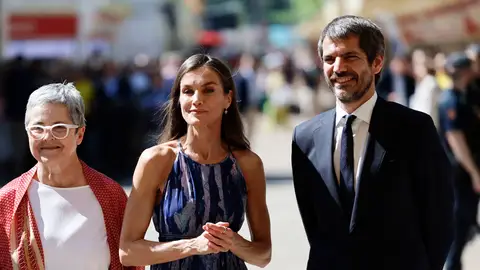 La reina Letizia inaugura la 85 edición de la Feria del Libro de Madrid junto al ministro de Cultura y la directora de la Feria del Libro de Madrid La Reina Letizia inaugura hoy la 85ª Feria del Libro que estará marcada por la visita del Papa