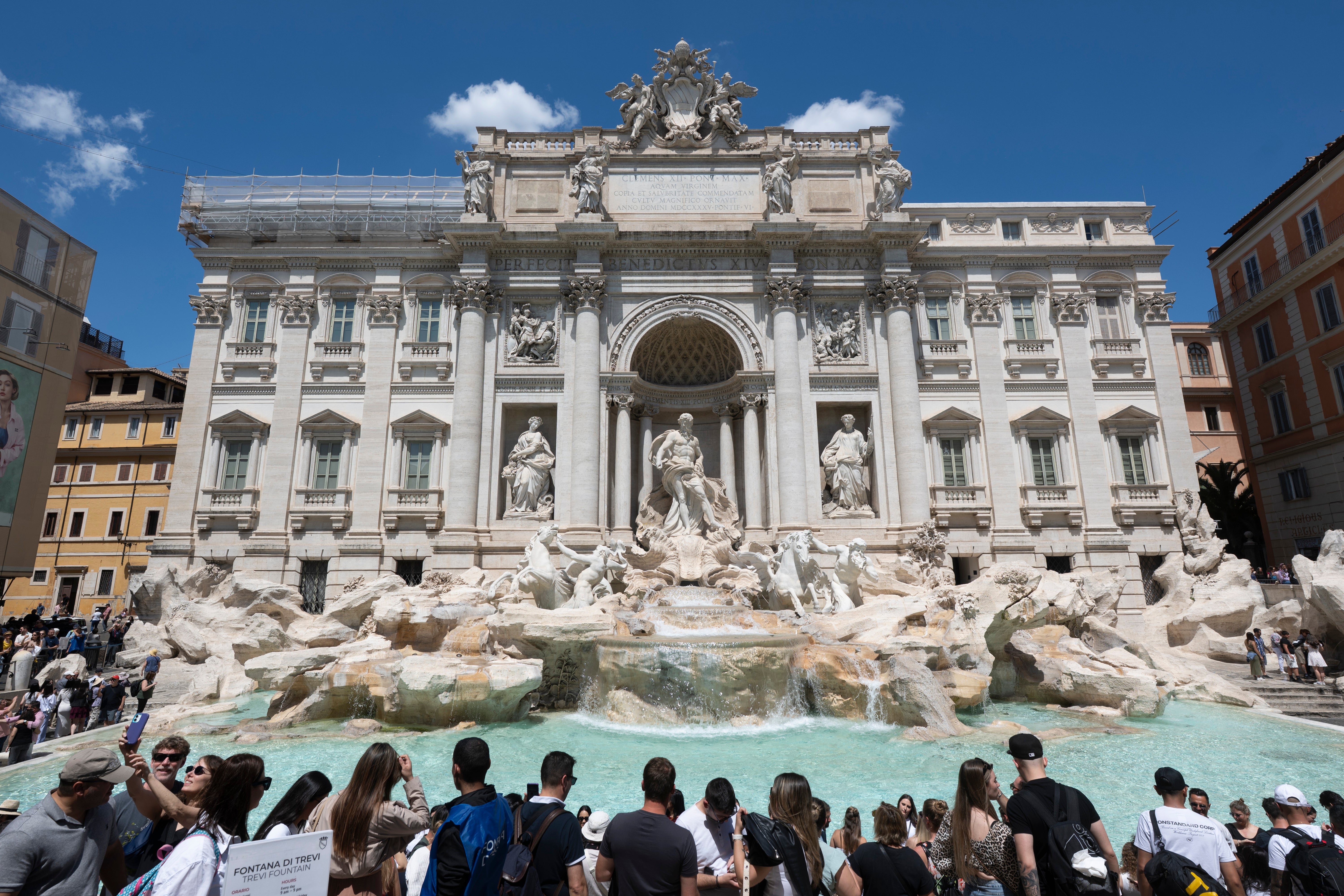 Una turista colombiana se mete a nadar en la Fontana de Trevi y termina multada y vetada de por vida Una turista colombiana se mete a nadar en la Fontana de Trevi y termina multada y vetada de por vida
