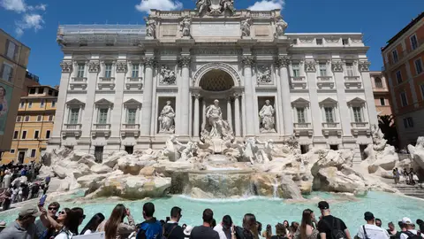 Una turista colombiana se mete a nadar en la Fontana de Trevi y termina multada y vetada de por vida Una turista colombiana se mete a nadar en la Fontana de Trevi y termina multada y vetada de por vida