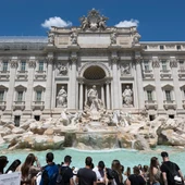 Una turista colombiana se mete a nadar en la Fontana de Trevi y termina multada y vetada de por vida Una turista colombiana se mete a nadar en la Fontana de Trevi y termina multada y vetada de por vida
