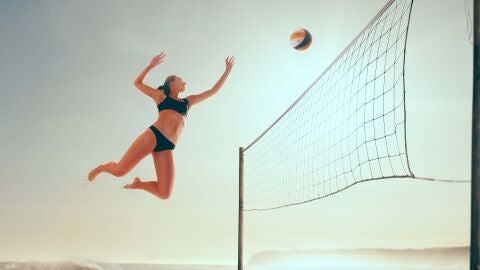 Imagen de una mujer jugando al voley playa 