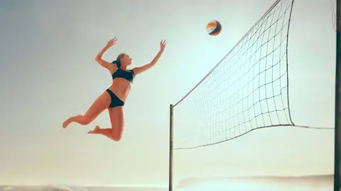 Imagen de una mujer jugando al voley playa Imagen de una mujer jugando al voley playa