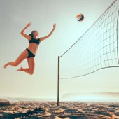 Imagen de una mujer jugando al voley playa Imagen de una mujer jugando al voley playa