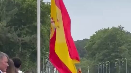 La bandera de España se cae en mitad del izado durante el desfile por el Día de las Fuerzas Armadas