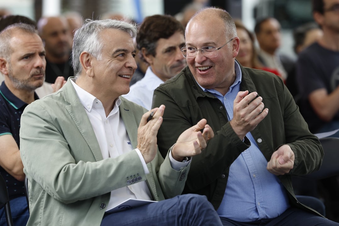 El secretario general del PP, Miguel Tellado (d), y el presidente de la formación en el País Vasco, Javier de Andrés (i), han intervenido este sábado en un mitin-fiesta del partido en la céntrica plaza Indautxu de Bilbao. El secretario general del PP, Miguel Tellado (d), y el presidente de la formación en el País Vasco, Javier de Andrés (i), han intervenido este sábado en un mitin-fiesta del partido en la céntrica plaza Indautxu de Bilbao.
